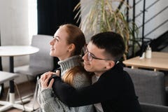 Deux personnes, homme et femme en café étreignant, riant et appréciant la dépense de temps les uns avec les autres Couples dans l photographie stock libre de droits Deux personnes, homme et femme en café étreignant, riant et appréciant la dépense de temps les uns avec les autres Couples dans l photographie stock libre de droits