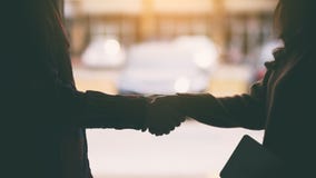 deux personnes se serrant la main images libres de droits deux personnes se serrant la main images libres de droits
