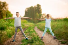 Deux petites soeurs faisant l'exercice dehors Style de vie sain images libres de droits Deux petites soeurs faisant l'exercice dehors Style de vie sain images libres de droits