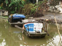Deux petits bateaux flottés sur la rivière photo libre de droits Deux petits bateaux flottés sur la rivière photo libre de droits