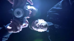 Deux policiers prenant des photos des preuves et du cadavre sur la sc?ne du crime, enqu?te photos libres de droits Deux policiers prenant des photos des preuves et du cadavre sur la sc?ne du crime, enqu?te photos libres de droits