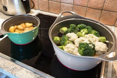 Deux pots de ragoût avec les pommes de terre, le brocoli et le chou-fleur de bébé image libre de droits Deux pots de ragoût avec les pommes de terre, le brocoli et le chou-fleur de bébé image libre de droits