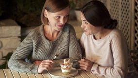 Deux soeurs heureuses tenant des cuillères, préparant mangent le dessert crémeux doux, loisirs images libres de droits Deux soeurs heureuses tenant des cuillères, préparant mangent le dessert crémeux doux, loisirs images libres de droits