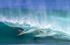 Deux surfers surfant dans une onde de tuyauterie images libres de droits Deux surfers surfant dans une onde de tuyauterie images libres de droits