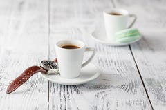 Deux tasses d'expresso sur une table en bois blanche images stock Deux tasses d'expresso sur une table en bois blanche images stock