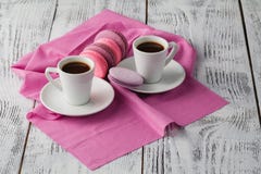Deux tasses de café d'expresso avec des macarons sur le fond rose Photographie stock libre de droits Deux tasses de café d'expresso avec des macarons sur le fond rose Photographie stock libre de droits