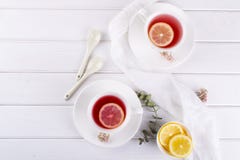 Deux tasses de fruit et de tisane rouges avec la tranche de citron photo libre de droits Deux tasses de fruit et de tisane rouges avec la tranche de citron photo libre de droits