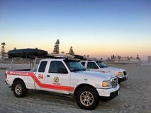 Deux véhicules de patrouille de maître nageur sur Coronado échouent, la Californie, Etats-Unis images libres de droits Deux véhicules de patrouille de maître nageur sur Coronado échouent, la Californie, Etats-Unis images libres de droits