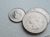 Devise de pièce de monnaie des USA dans le dixième de dollar et les quarts de liberté de plan rapproché photo stock Devise de pièce de monnaie des USA dans le dixième de dollar et les quarts de liberté de plan rapproché photo stock