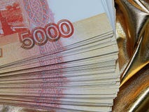 Devise russe pour 5000 roubles sur un fond d'or Images stock Devise russe pour 5000 roubles sur un fond d'or Images stock