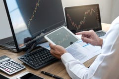 Devisenmarktkonzept auf Lager, Börsenmakler, der Diagramm wor betrachtet stockfotografie Devisenmarktkonzept auf Lager, Börsenmakler, der Diagramm wor betrachtet stockfotografie