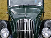 Devon, het UK - 28 Juli 2018: Groen en zwart Morris 8, vooraanzicht van de grill en bonnet en lichten stock fotografie Devon, het UK - 28 Juli 2018: Groen en zwart Morris 8, vooraanzicht van de grill en bonnet en lichten stock fotografie