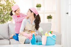 Devozione molto filiale felice della figlia di tatto della madre fotografia stock Devozione molto filiale felice della figlia di tatto della madre fotografia stock