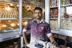 Dhaka, Bangladesh, o 24 de fevereiro de 2017: Vendedor novo considerável que levanta em sua loja fotos de stock Dhaka, Bangladesh, o 24 de fevereiro de 2017: Vendedor novo considerável que levanta em sua loja fotos de stock