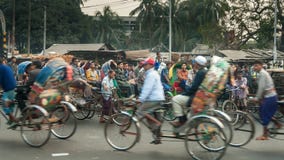 DHAKA, ΜΠΑΝΓΚΛΑΝΤΈΣ â€ «στις 23 Ιανουαρίου 2008: δίτροχες χειράμαξες κύκλων το στο κέντρο της πόλης βράδυ στοκ φωτογραφία με δικαίωμα ελεύθερης χρήσης DHAKA, ΜΠΑΝΓΚΛΑΝΤΈΣ â€ «στις 23 Ιανουαρίου 2008: δίτροχες χειράμαξες κύκλων το στο κέντρο της πόλης βράδυ στοκ φωτογραφία με δικαίωμα ελεύθερης χρήσης
