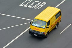 DHL Uitdrukkelijk voertuig royalty-vrije stock foto's DHL Uitdrukkelijk voertuig royalty-vrije stock foto's