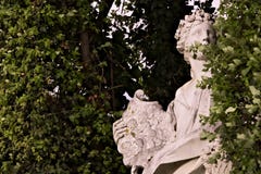 Di Caserta, Italia de Reggia 10/27/2018 Estatua en el m?rmol blanco colocado en el parque del palacio imagen de archivo libre de regalías Di Caserta, Italia de Reggia 10/27/2018 Estatua en el m?rmol blanco colocado en el parque del palacio imagen de archivo libre de regalías