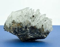 Di cristalli di crescita pietra di oi f fuori piccola immagini stock Di cristalli di crescita pietra di oi f fuori piccola immagini stock