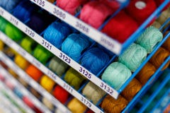 di fili colorati Multi del tessuto in bobine fatte a mano sono visualizzati per la vendita nel deposito fotografia stock libera da diritti di fili colorati Multi del tessuto in bobine fatte a mano sono visualizzati per la vendita nel deposito fotografia stock libera da diritti