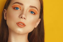 di lenti colorate Multi per gli occhi Lenti blu, lenti verdi Modello Girl di bellezza con trucco professionale arancio Ombretto a fotografie stock libere da diritti di lenti colorate Multi per gli occhi Lenti blu, lenti verdi Modello Girl di bellezza con trucco professionale arancio Ombretto a fotografie stock libere da diritti