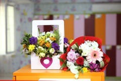 di mazzo rosa colorato Multi per l'8 marzo 8 marzo calendario, accanto ai fiori Fuoco selettivo Il giorno della donna felice Fond Fotografia Stock Libera da Diritti di mazzo rosa colorato Multi per l'8 marzo 8 marzo calendario, accanto ai fiori Fuoco selettivo Il giorno della donna felice Fond Fotografia Stock Libera da Diritti