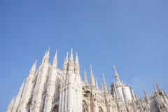 Di Milano del duomo ed il cielo blu fotografie stock Di Milano del duomo ed il cielo blu fotografie stock