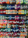 di nastri colorati Multi del raso appendono sulla finestra del negozio immagini stock libere da diritti di nastri colorati Multi del raso appendono sulla finestra del negozio immagini stock libere da diritti