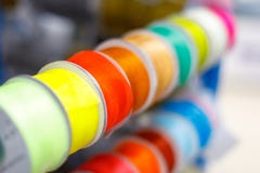 di nastri colorati Multi del tessuto in bobine fatte a mano visualizzate per la vendita nel deposito fotografie stock libere da diritti di nastri colorati Multi del tessuto in bobine fatte a mano visualizzate per la vendita nel deposito fotografie stock libere da diritti