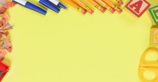 Di nuovo al concetto della scuola: Rifornimenti di scuola su un fondo giallo fotografia stock Di nuovo al concetto della scuola: Rifornimenti di scuola su un fondo giallo fotografia stock