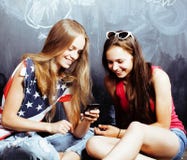 Di nuovo alla scuola dopo le vacanze estive, due ragazze reali teenager in Cl Fotografie Stock Di nuovo alla scuola dopo le vacanze estive, due ragazze reali teenager in Cl Fotografie Stock