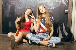 Di nuovo alla scuola dopo le vacanze estive, due teenager immagine stock Di nuovo alla scuola dopo le vacanze estive, due teenager immagine stock