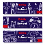 Di nuovo a progettazione della scuola nel fondo rosso con gli elementi e gli oggetti della scuola per il deposito sconti la promo fotografia stock libera da diritti Di nuovo a progettazione della scuola nel fondo rosso con gli elementi e gli oggetti della scuola per il deposito sconti la promo fotografia stock libera da diritti