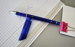 di penne colorate Multi meravigliosamente hanno messo sulla tavola di scrittura immagine stock libera da diritti di penne colorate Multi meravigliosamente hanno messo sulla tavola di scrittura immagine stock libera da diritti