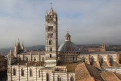 Di Σιένα Duomo και πύργος κουδουνιών Άποψη από το facciatone Τοσκάνη Ιταλία στοκ εικόνες Di Σιένα Duomo και πύργος κουδουνιών Άποψη από το facciatone Τοσκάνη Ιταλία στοκ εικόνες