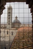 Di Σιένα Duomo και πύργος κουδουνιών Άποψη από το παράθυρο πλέγματος σιδήρου Ιταλία Τοσκάνη στοκ φωτογραφία με δικαίωμα ελεύθερης χρήσης Di Σιένα Duomo και πύργος κουδουνιών Άποψη από το παράθυρο πλέγματος σιδήρου Ιταλία Τοσκάνη στοκ φωτογραφία με δικαίωμα ελεύθερης χρήσης