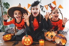 Dia das Bruxas feliz! um grupo de crianças nos ternos e com abóboras Dia das Bruxas feliz! um grupo de crianças nos ternos e com abóboras