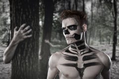 Dia de Los Muerto Costume - Tag der Toten ist ein mexikanischer Feiertag Ist hier ein Mann mit Schädelgesicht lizenzfreies stockbild Dia de Los Muerto Costume - Tag der Toten ist ein mexikanischer Feiertag Ist hier ein Mann mit Schädelgesicht lizenzfreies stockbild