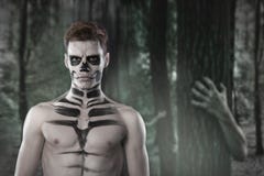 Dia de Los Muerto Costume - Tag der Toten ist ein mexikanischer Feiertag Ist hier ein Mann mit Schädelgesicht und undeutlichem Hi lizenzfreie stockfotos Dia de Los Muerto Costume - Tag der Toten ist ein mexikanischer Feiertag Ist hier ein Mann mit Schädelgesicht und undeutlichem Hi lizenzfreie stockfotos