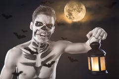 Dia de los Muerto Costume -死者的天是一个墨西哥假日 这有头骨面孔和模糊的背景的一个人 免版税库存照片 Dia de los Muerto Costume -死者的天是一个墨西哥假日 这有头骨面孔和模糊的背景的一个人 免版税库存照片