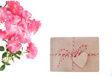Dia do `s da matriz Dia do `s das mulheres Dia do ` s do Valentim, fundo do aniversário Rosas frescas e envelope Configuração do fotos de stock Dia do `s da matriz Dia do `s das mulheres Dia do ` s do Valentim, fundo do aniversário Rosas frescas e envelope Configuração do fotos de stock