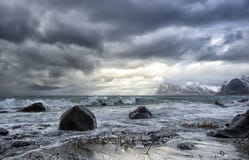 Dia frio e ventoso em Lofoten foto de stock royalty free Dia frio e ventoso em Lofoten foto de stock royalty free