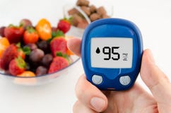 Diabetes que faz o teste nivelado da glicose fotografia de stock royalty free Diabetes que faz o teste nivelado da glicose fotografia de stock royalty free