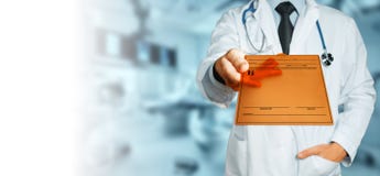Diagnosi maschio del dottore Holding Tablet With, prescrizione o dati medici Concetto della medicina di assicurazione di sanità fotografia stock Diagnosi maschio del dottore Holding Tablet With, prescrizione o dati medici Concetto della medicina di assicurazione di sanità fotografia stock