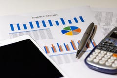Diagramme d'affaires sur le rapport financier avec le comprimé, le stylo et la calculatrice photo stock Diagramme d'affaires sur le rapport financier avec le comprimé, le stylo et la calculatrice photo stock