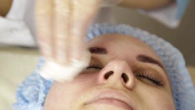 Diamantmicrodermabrasion som skalar behandling på den kosmetiska skönhetbrunnsortkliniken kvinna som får en vakuummicrodermabrasi stock video Diamantmicrodermabrasion som skalar behandling på den kosmetiska skönhetbrunnsortkliniken kvinna som får en vakuummicrodermabrasi stock video