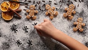 Dibujo de la mano del niño en la harina de las galletas de la Navidad almacen de metraje de vídeo Dibujo de la mano del niño en la harina de las galletas de la Navidad almacen de metraje de vídeo
