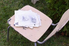 Dibujo y silla de los materiales de la foto en los cuales el lápiz de mentira bosqueja Fotos de archivo libres de regalías