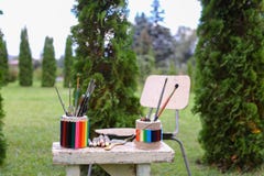 Dibujo y silla de los materiales de la foto en los cuales el lápiz de mentira bosqueja Fotos de archivo