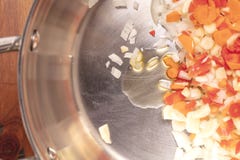 Diced и прерванные моркови, луки, чеснок и масло для sautee стоковое фото Diced и прерванные моркови, луки, чеснок и масло для sautee стоковое фото