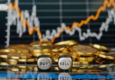 Dices кубики с словами ПРОДАЙТЕ ПОКУПКУ и золотистые монетки. стоковые изображения rf Dices кубики с словами ПРОДАЙТЕ ПОКУПКУ и золотистые монетки. стоковые изображения rf